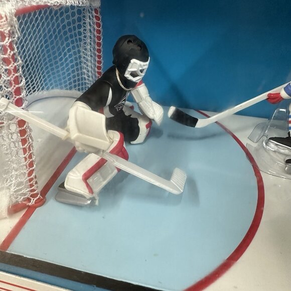 Starting Lineup Wayne Gretzky & Dominik Hasek Freeze Frame One on One Kenner - Picture 3 of 7